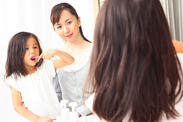 お母さんと歯磨きをする女の子